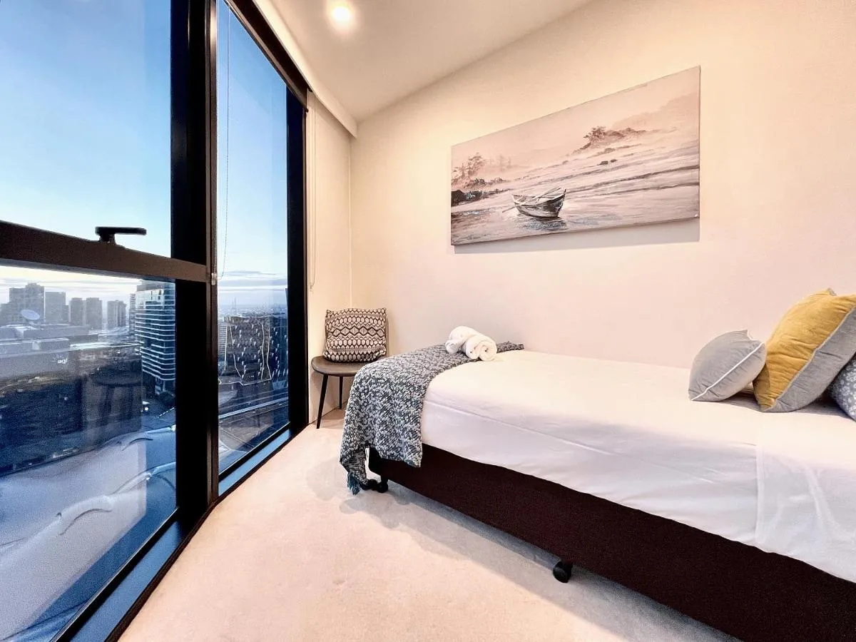 Image 1 of Beautiful 2B1B CBD Melbourne apartment