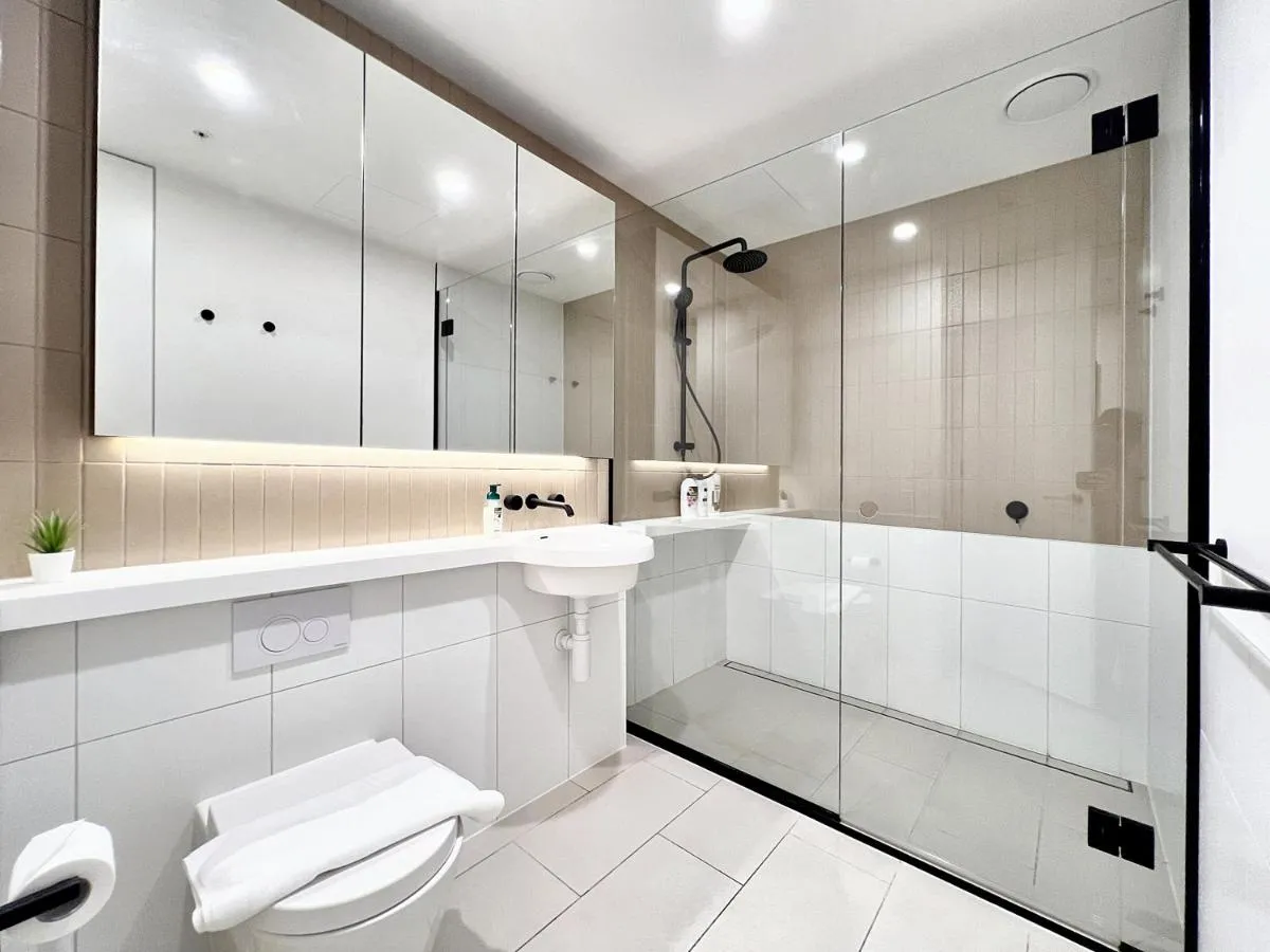 Image 2 of Beautiful 2B1B CBD Melbourne apartment