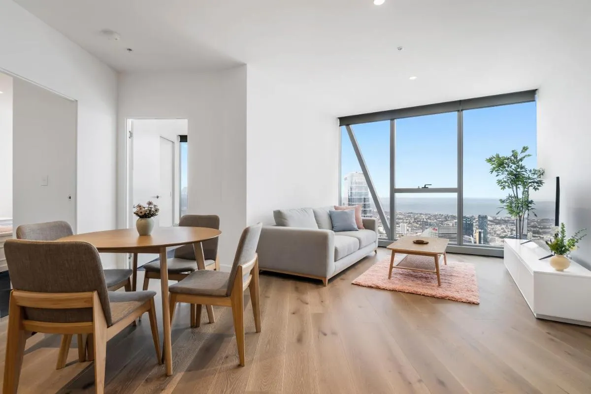 Image 4 of Breathtaking City and Bay Views Apt Best Location