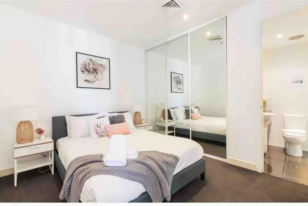 Image 6 of Bright City Views Melbourne Central Penthouse on Collins