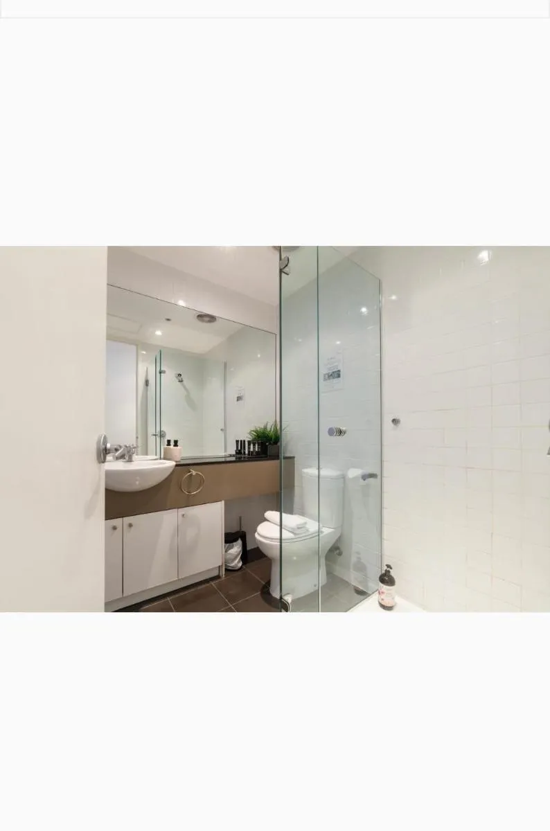 Image 3 of Bright City Views Melbourne Central Penthouse on Collins