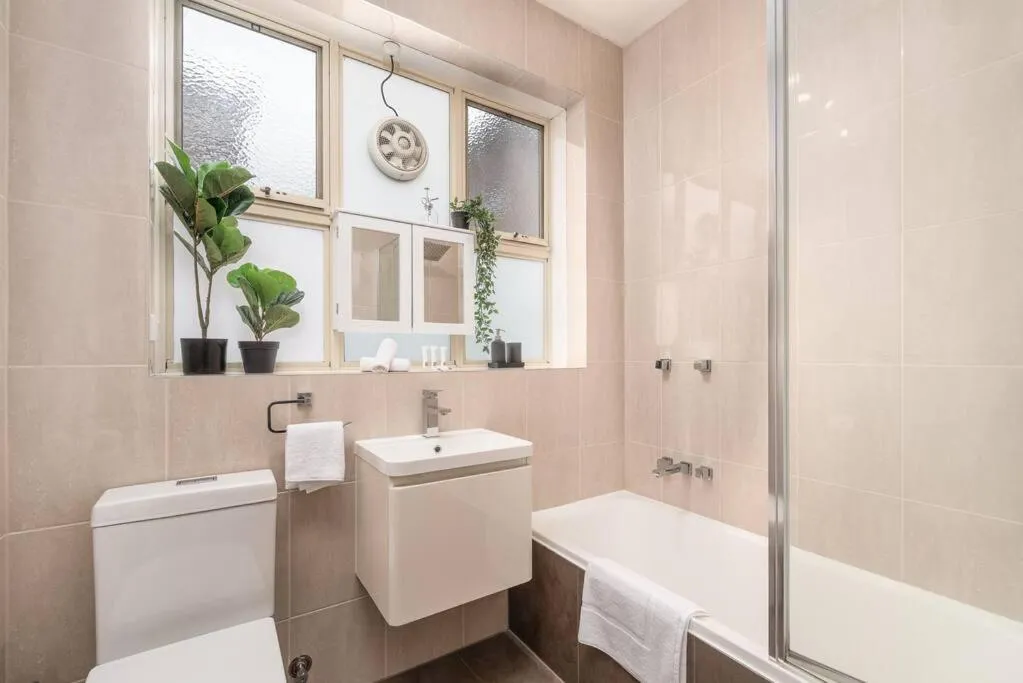 Image 2 of Bright & Comfy 2 Bedroom St Kilda East Apartment