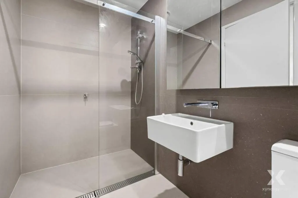 Image 2 of CBD Apt on 48 floor with City and Harbour views