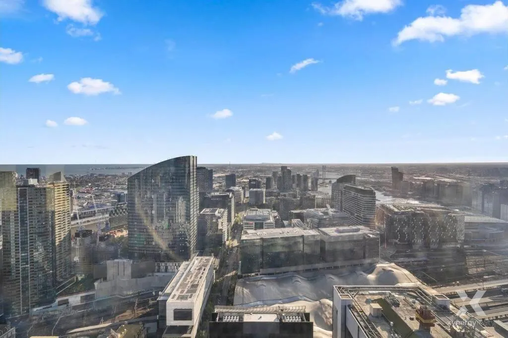 Image 6 of CBD Apt on 48 floor with City and Harbour views