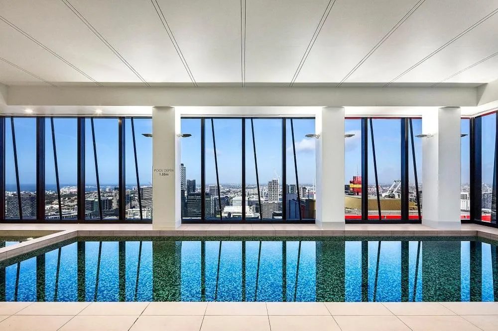 Image 3 of CBD Apt on 48 floor with City and Harbour views