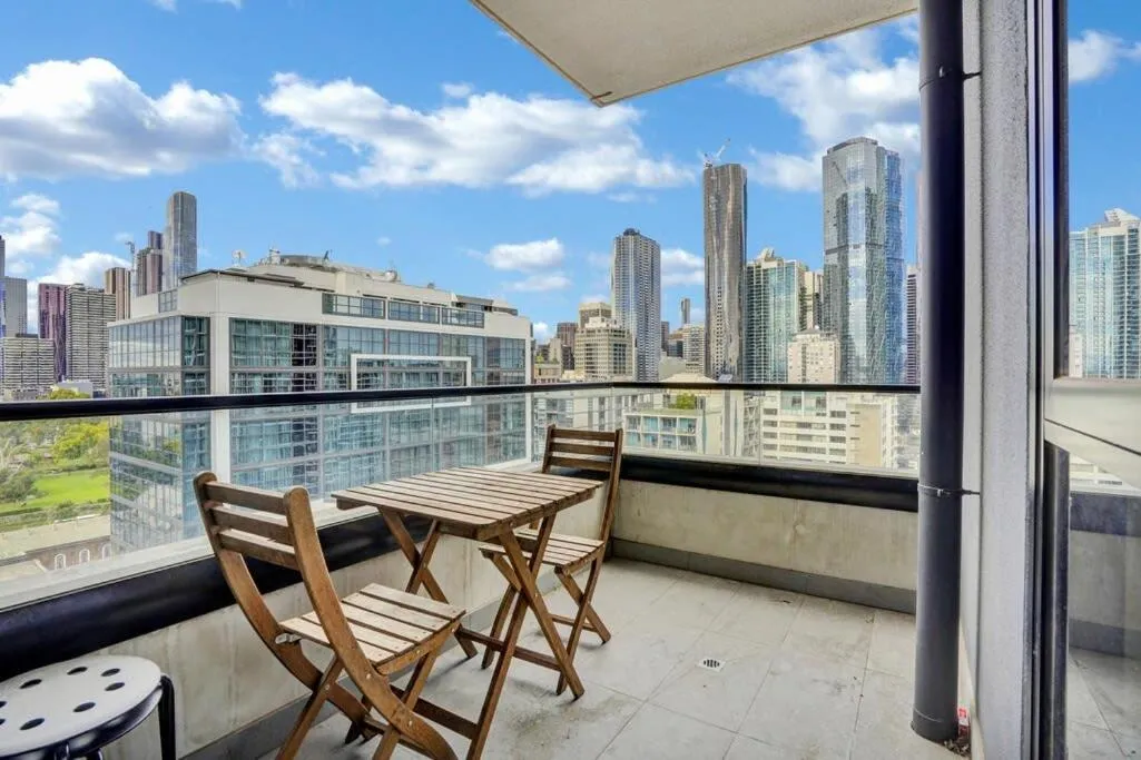Image 5 of Central 15th floor Apt near Flagstaff & QV Market