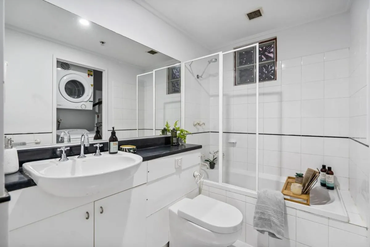 Image 2 of Central City Chic – sleeps 6, free parking