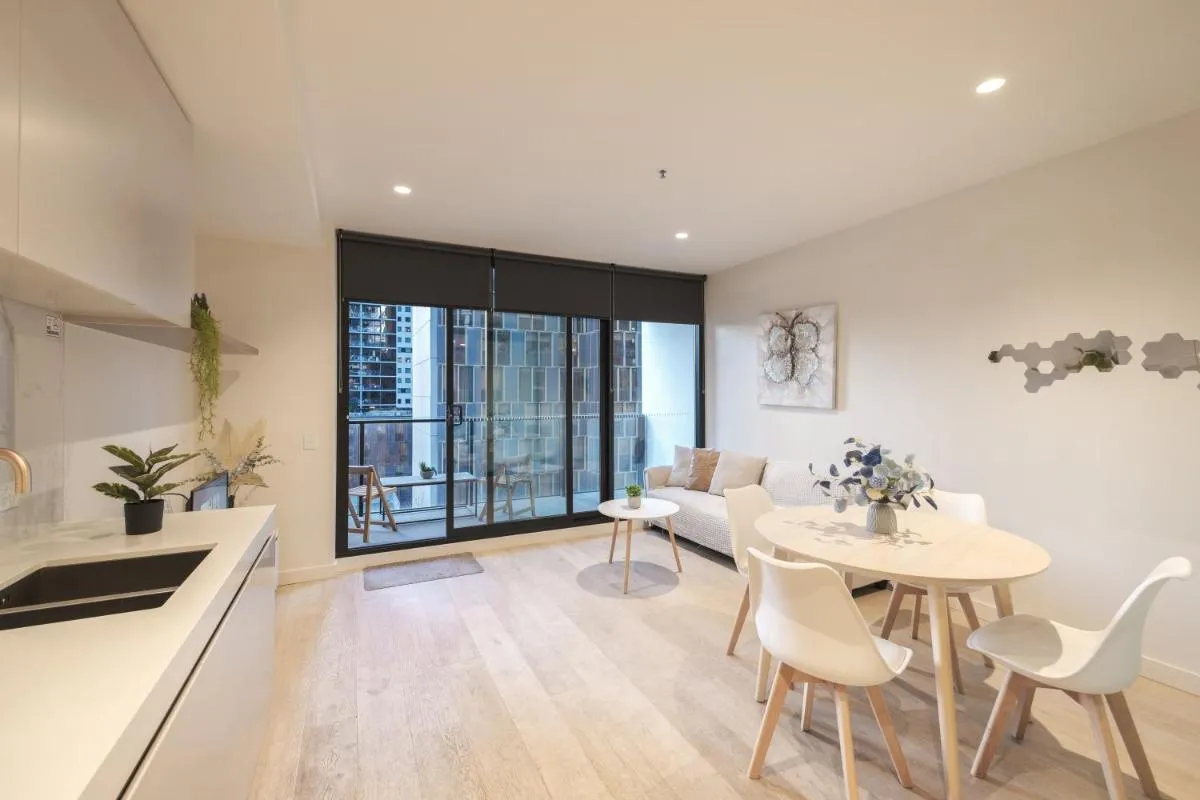 Image 3 of Central Melbourne 1br1ba Apt With Balcony