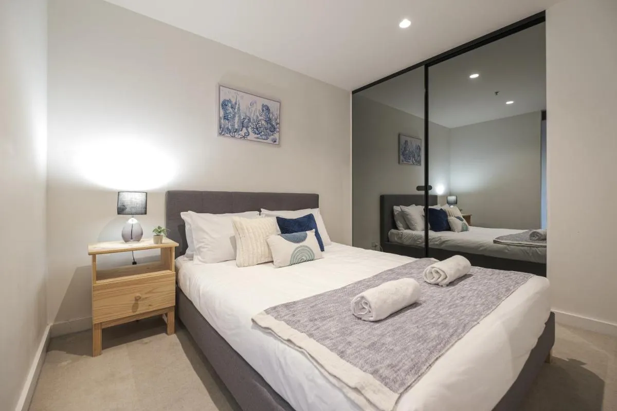 Image 1 of Central Melbourne 1br1ba Apt With Balcony
