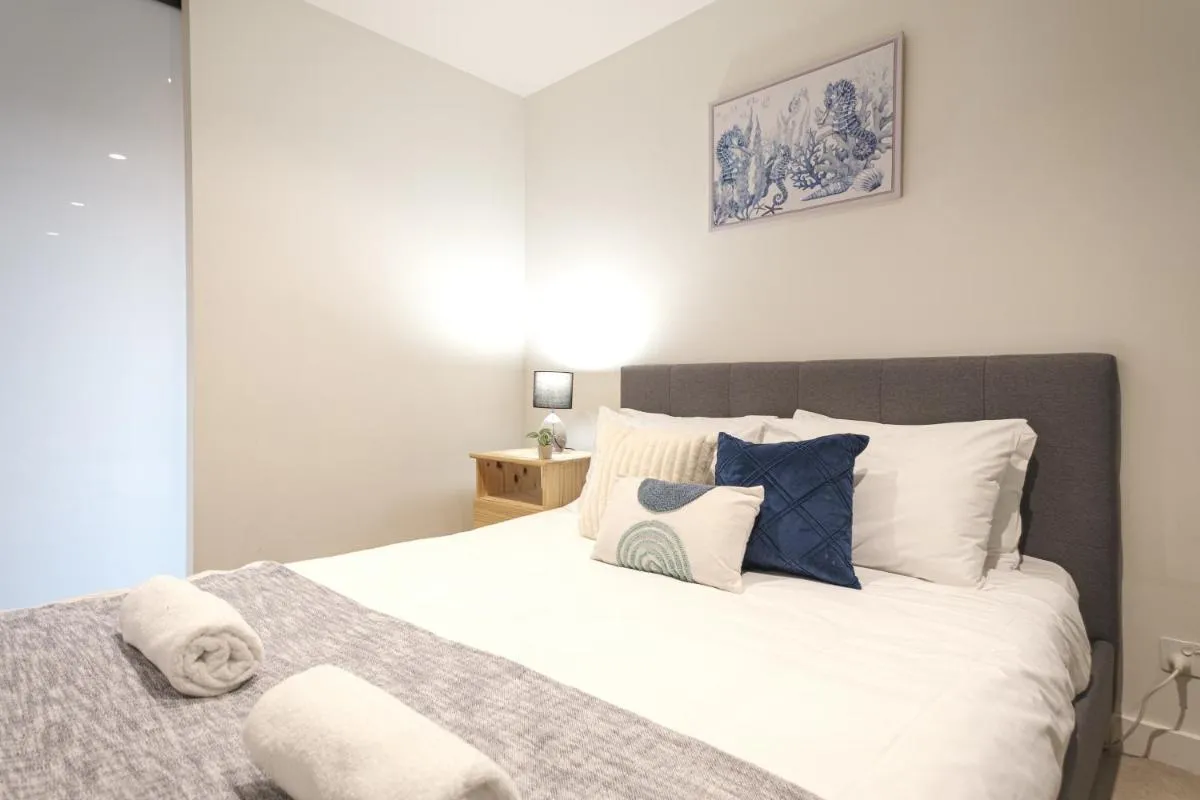 Image 6 of Central Melbourne 1br1ba Apt With Balcony