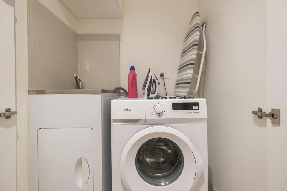 Image 4 of Central Melbourne 1br1ba Apt With Balcony