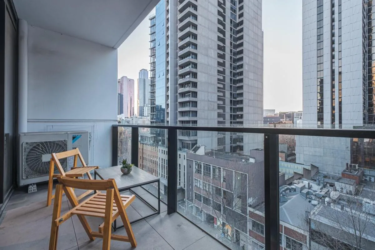 Image 5 of Central Melbourne 1br1ba Apt With Balcony