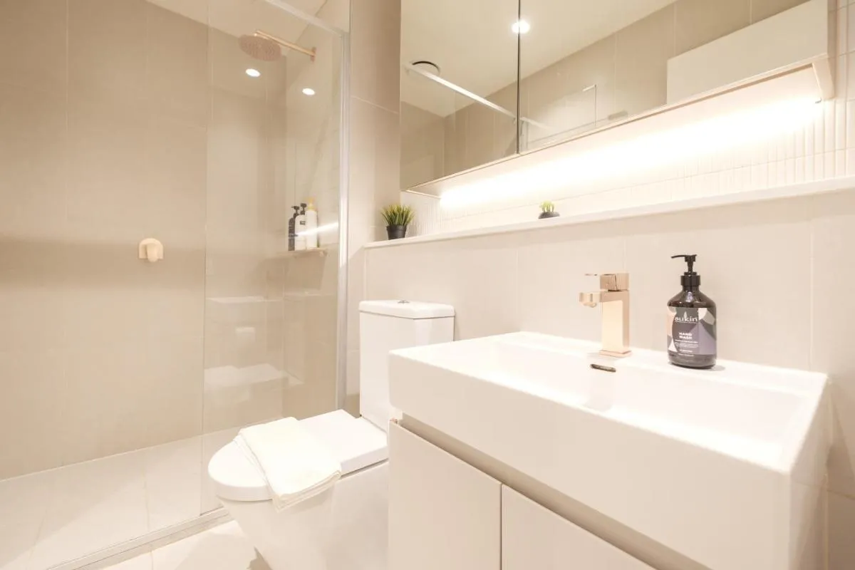 Image 2 of Central Melbourne 1br1ba Apt With Balcony
