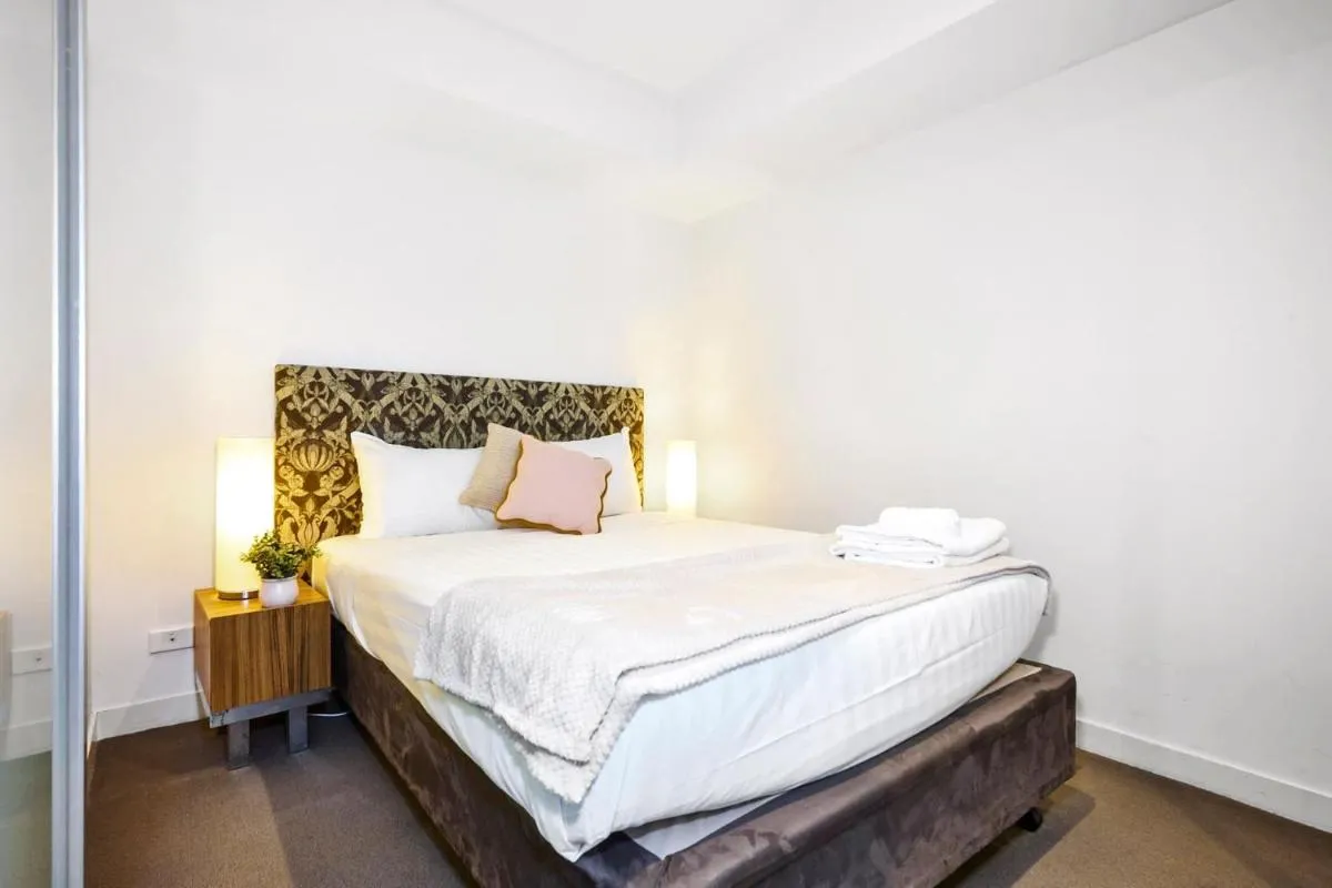 Image 1 of Charming 1 Bed Apartment on St Kilda Rd