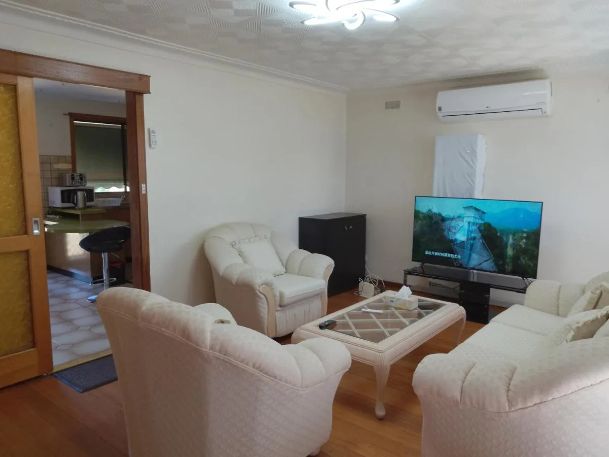 Image 3 of Charming Three-Bedroom Holiday Home Near Tourist Attractions