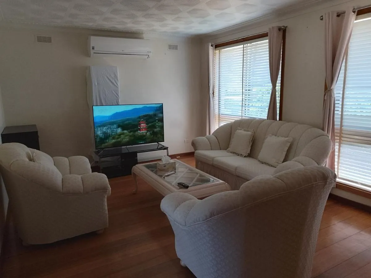 Image 4 of Charming Three-Bedroom Holiday Home Near Tourist Attractions