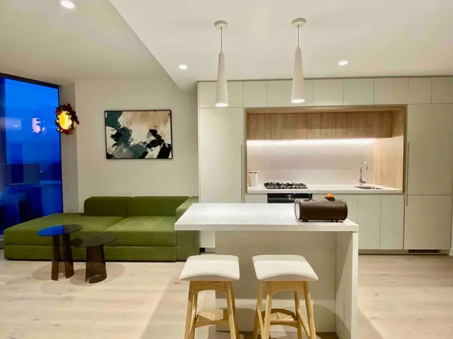 Image of Chic 2BR Luxury Apt in Prime West Side Complex Center of It All