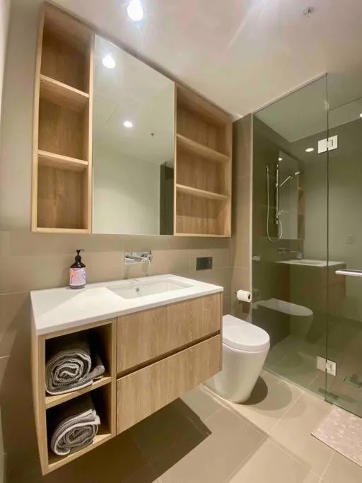 Image 3 of Chic 2BR Luxury Apt in Prime West Side Complex Center of It All