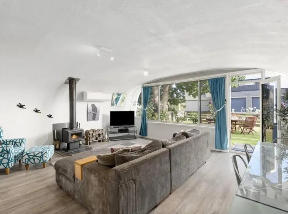 Image 4 of Chill at our Igloo cottage – 100m stroll to beach