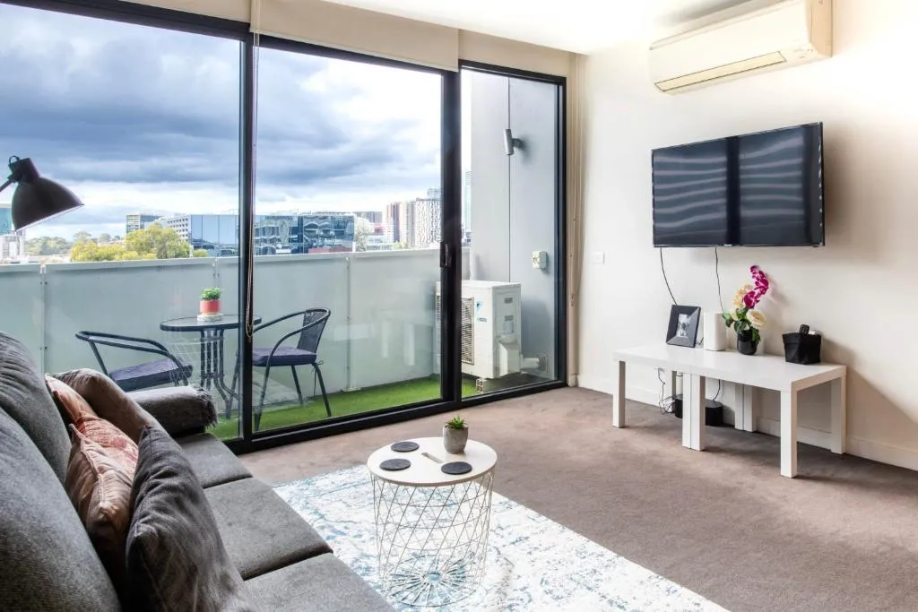Image of Clarendon St Chic 2 Bedroom Apartment w Parking