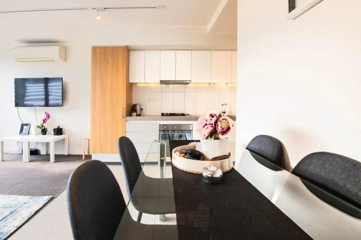 Image 2 of Clarendon St Chic 2 Bedroom Apartment w Parking