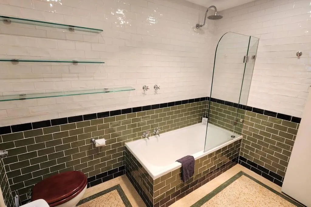 Image 2 of Classic comfort, space and style, steps from Albert Park