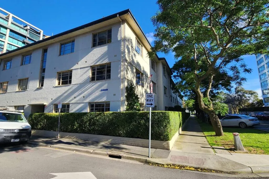 Image 5 of Classic comfort, space and style, steps from Albert Park