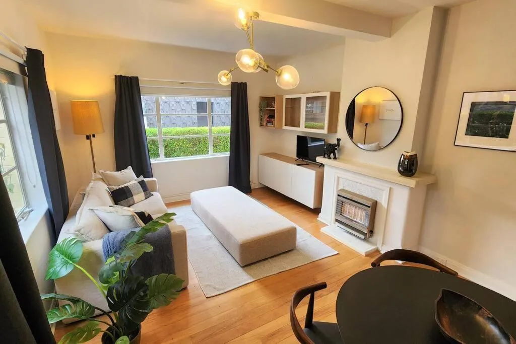 Image 4 of Classic comfort, space and style, steps from Albert Park