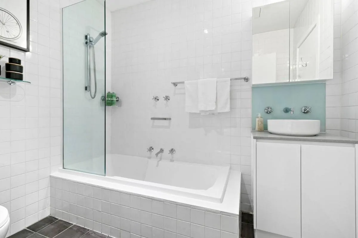 Image 2 of ‘Collins Central’ Sleek Light-filled Pad in the CBD