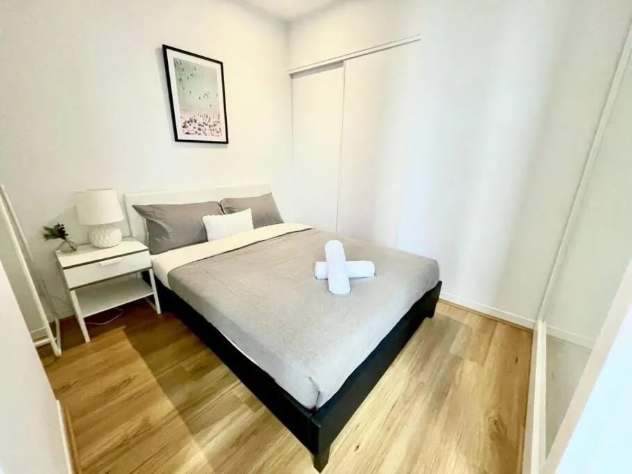 Image 5 of Contemporary 2-Bed Apartment in Melbourne CBD