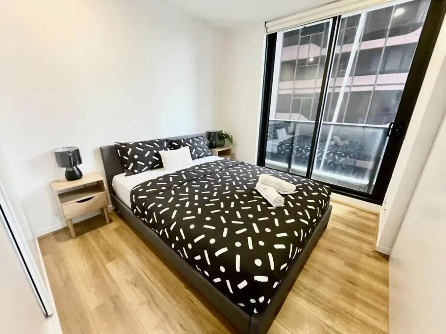 Image 1 of Contemporary 2-Bed Apartment in Melbourne CBD