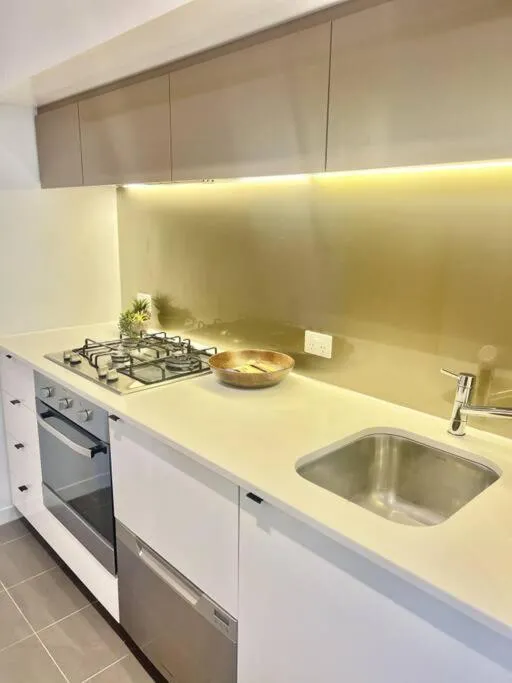 Image 3 of Contemporary 2-Bed Apartment in Melbourne CBD