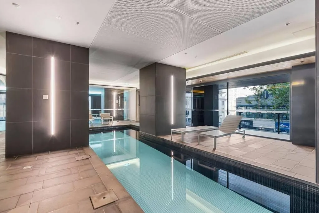 Image 2 of Contemporary 2-Bed Apartment in Melbourne CBD