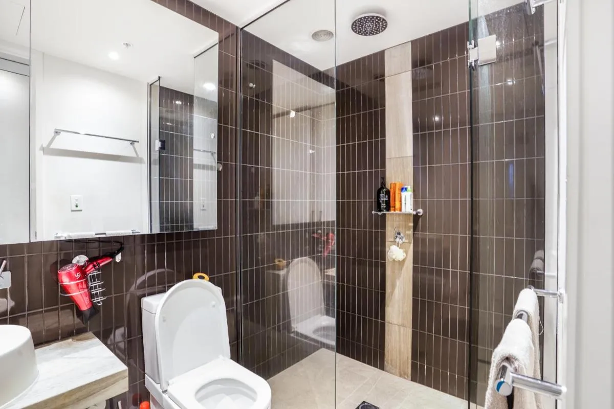 Image 2 of Cosy 2-bedroom retreat with city view near QVM