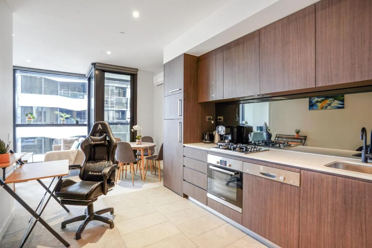Image 4 of Cosy 2-bedroom retreat with city view near QVM
