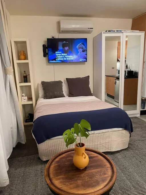 Image 6 of Cosy Studio with Courtyard in Vibrant Fitzroy!