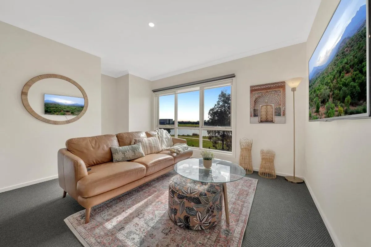 Image 4 of Cozy Lake Facing Apartment King Bed