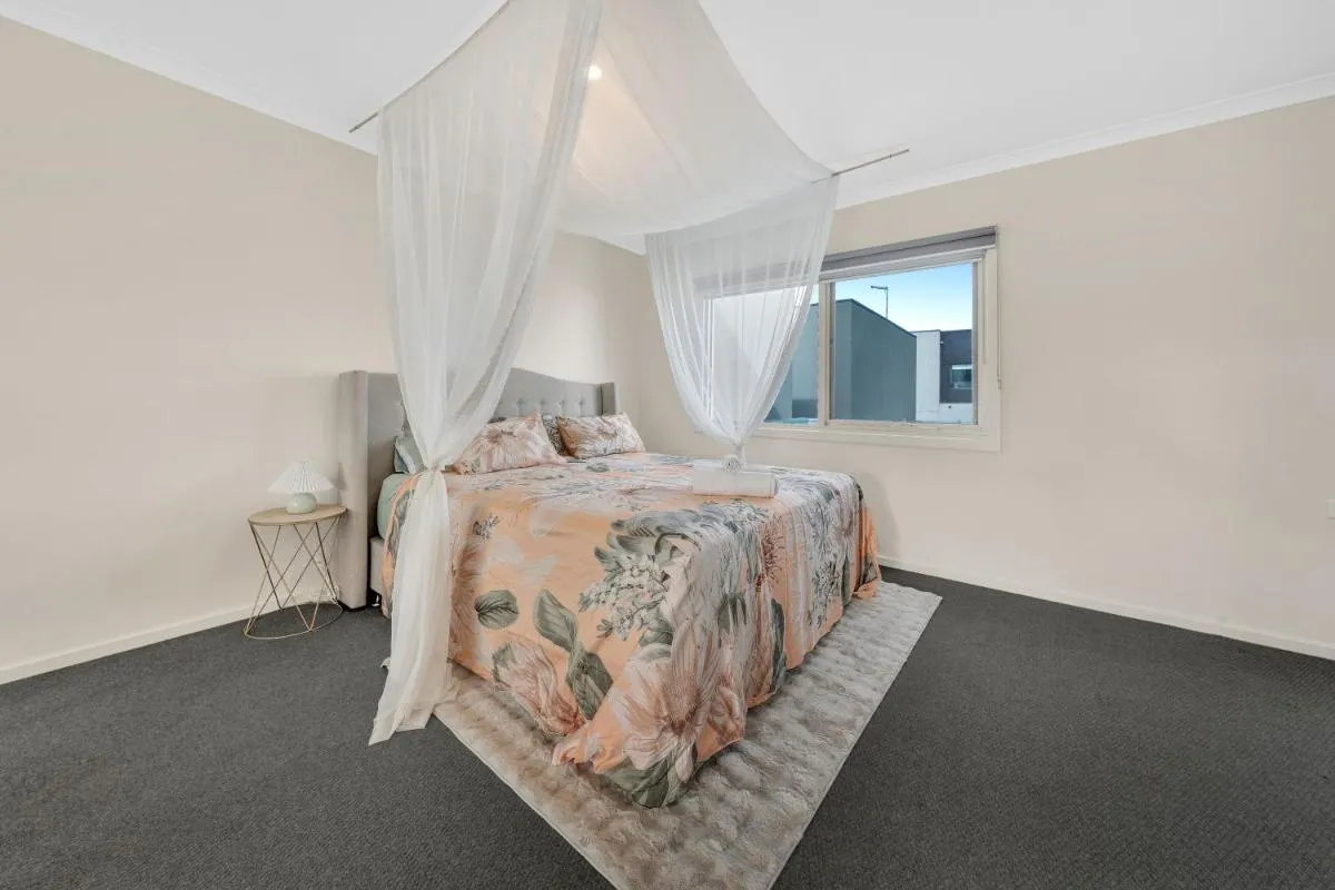 Image 1 of Cozy Lake Facing Apartment King Bed