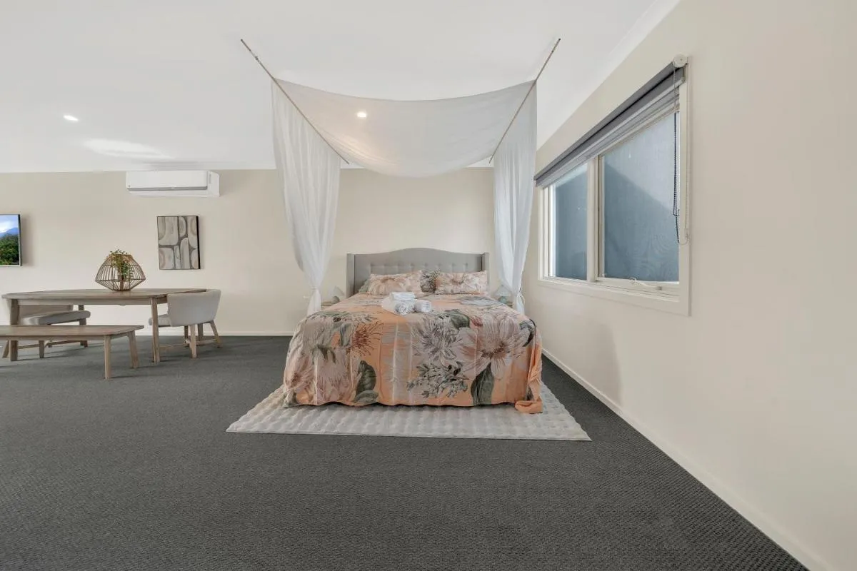 Image 6 of Cozy Lake Facing Apartment King Bed