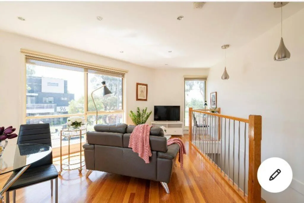 Image of Design/bright/cosy townhouse between airport &city