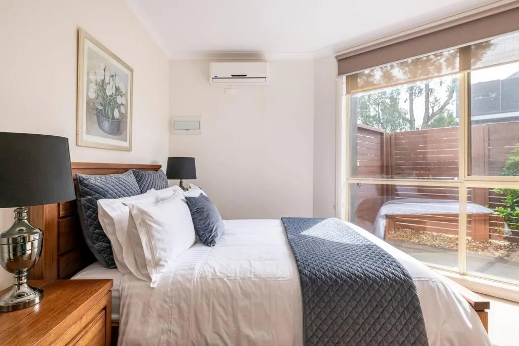 Image 1 of Design/bright/cosy townhouse between airport &city