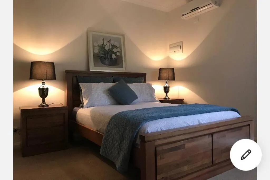 Image 6 of Design/bright/cosy townhouse between airport &city