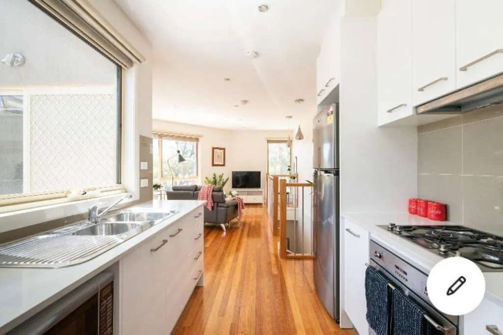 Image 3 of Design/bright/cosy townhouse between airport &city
