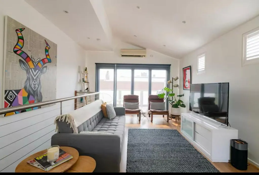 Image of Designer townhome adjacent to East Brunswick Village 2min to tram plus private parking
