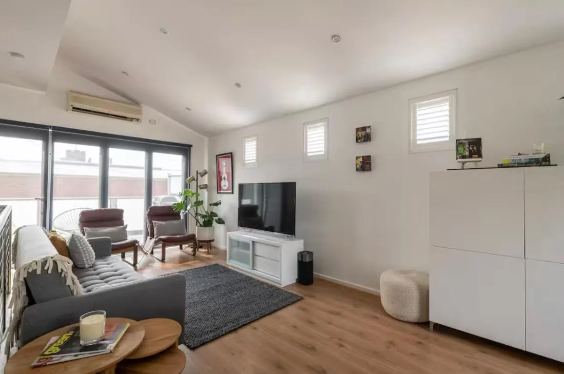 Image 4 of Designer townhome adjacent to East Brunswick Village 2min to tram plus private parking