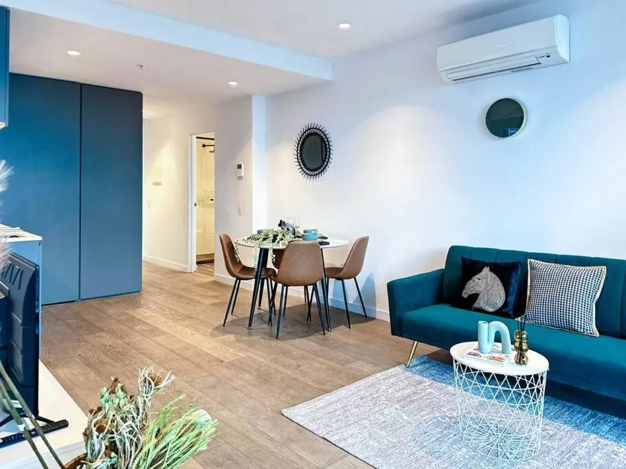 Image 4 of Elegant High Rise 2 Bed Apt near Melb CBD RMIT
