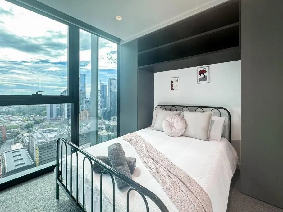 Image 1 of Elegant High Rise 2 Bed Apt near Melb CBD RMIT