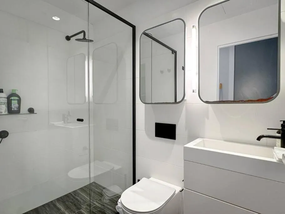 Image 2 of Elegant High Rise 2 Bed Apt near Melb CBD RMIT