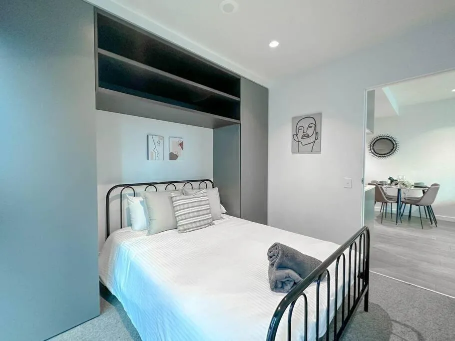 Image 6 of Elegant High Rise 2 Bed Apt near Melb CBD RMIT