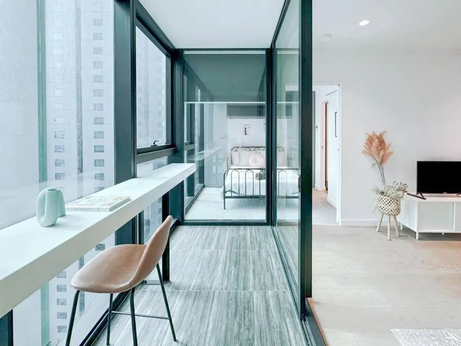 Image 5 of Elegant High Rise 2 Bed Apt near Melb CBD RMIT
